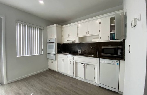 Ludlam Wohnung | Beautiful and renovated with great location and parking.