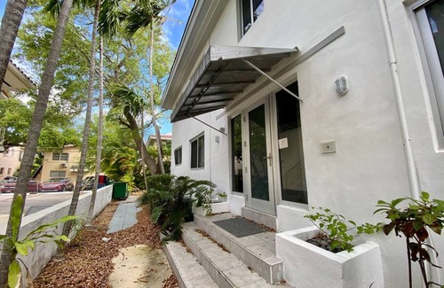 Ludlam Wohnung | Beautiful and renovated with great location and parking.