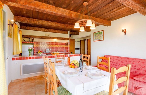 Bauduen Villa | Wohnung in einem Ferienhaus mit W-LAN, TV, Terrasse, Haustiere erlaubt, Panoramablick, Parkplatz