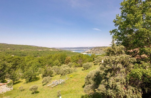 Bauduen Villa | Wohnung in einem Ferienhaus mit W-LAN, TV, Terrasse, Haustiere erlaubt, Panoramablick, Parkplatz