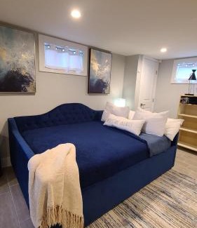 Lower Central NE Wohnung | Beautiful Basement Suite & Outdoor Oasis