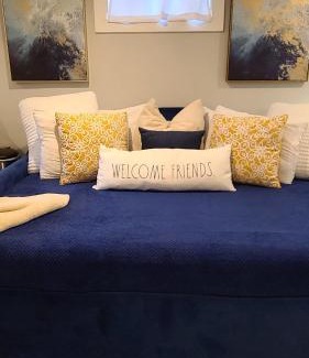 Lower Central NE Wohnung | Beautiful Basement Suite & Outdoor Oasis