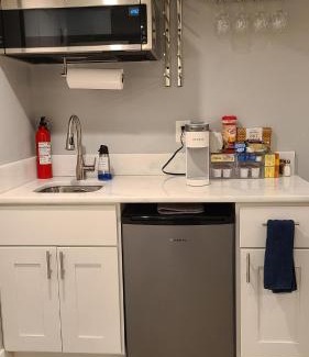 Lower Central NE Wohnung | Beautiful Basement Suite & Outdoor Oasis