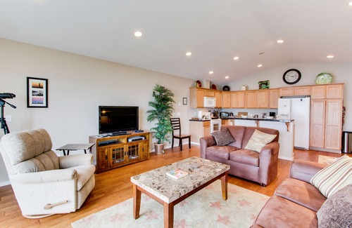 Newport Haus | Beautiful Bayfront Townhouse with Amazing Bridge Views, Next to the State Park