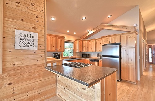 Greenway Haus | Beautiful Cabin on Peaceful Swan Lake!