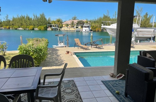 Bahama Reef Haus | Neu renovierte Kanalfront mit Pool / inklusive Boot & Jeep