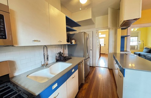 Park View Haus | Beautiful Classic Entire House 4-Bedrooms with Parking