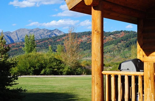 Alpine Kabine | Schöne saubere Hütte am Salt River mit Whirlpool, Angeln, Ausritte