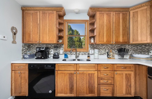 Eastward Look Haus | Beautiful Clean House Walk to Scarborough Beach Central AC, sleeps 14