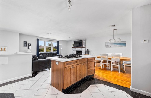 Eastward Look Haus | Beautiful Clean House Walk to Scarborough Beach Central AC, sleeps 14