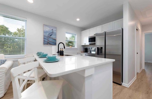 Neptune Beach Wohnung | Beautiful coastal condo - walk to the beach!