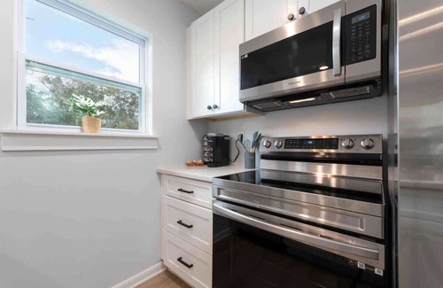 Neptune Beach Wohnung | Beautiful coastal condo - walk to the beach!