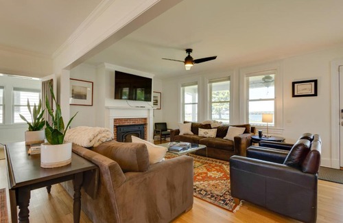 Cambridge Haus | Beautiful Colonial Home on the Choptank River