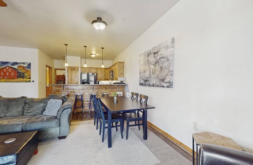 Truckee Eigentumswohnung | Schöne Wohnung mit Terrasse, Gemeinschaftspool, Whirlpool und Fitnessraum - in der Nähe der Stadt und Skifahren!