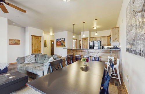 Truckee Eigentumswohnung | Schöne Wohnung mit Terrasse, Gemeinschaftspool, Whirlpool und Fitnessraum - in der Nähe der Stadt und Skifahren!