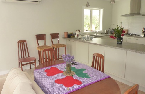 Tirohanga Hütte | Schönes Ferienhaus, neben Strand und Motu Trail. Privat & Abgeschieden!