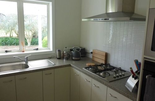 Tirohanga Hütte | Schönes Ferienhaus, neben Strand und Motu Trail. Privat & Abgeschieden!