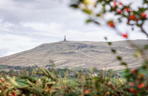 Lumbutts Haus | Beautiful Cottage, stunning views, Hot Tub, Sleeps 10!