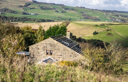 Lumbutts Haus | Beautiful Cottage, stunning views, Hot Tub, Sleeps 10!