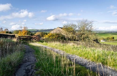 Lumbutts Haus | Beautiful Cottage, stunning views, Hot Tub, Sleeps 10!