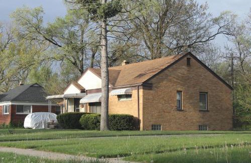 Oak Park Wohnung | Beautiful, Cozy Stay in Oak Park, Queen Bedroom, Work Setup & Backyard Grill