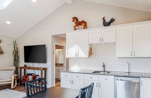 Cundys Harbor Haus | Beautiful dog-friendly home with waterview, washer/dryer, & free WiFi