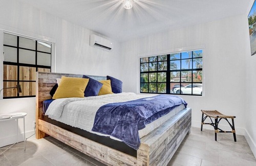 Middle River Terrace Haus | Beautiful Golden palace house, 2 bdrs