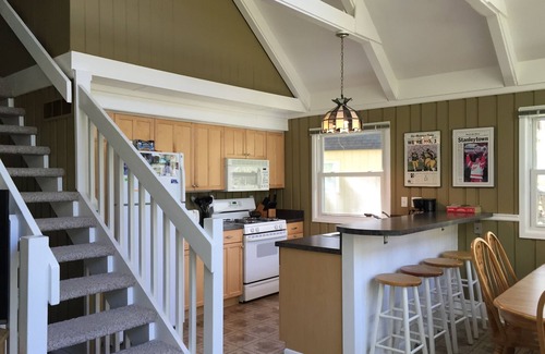 Harbor Springs Skihütte | Neu renoviertes Harbor Springs Chalet - einfacher Zugang zu Golf, Skifahren und Stränden!