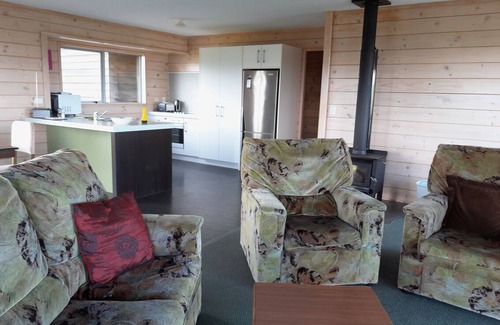 Otorohanga District Haus | Beautiful harbour and rural views, quiet and private. Handy to harbour