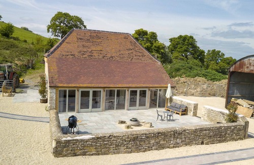 Gloucester Haus | Beautiful Hay Barn Conversion With Large Patio