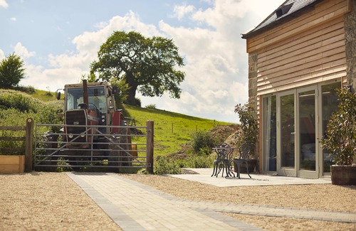 Gloucester Haus | Beautiful Hay Barn Conversion With Large Patio