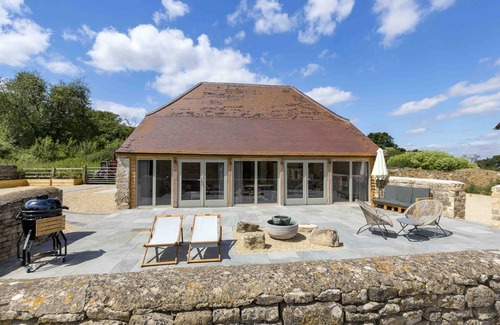 Gloucester Haus | Beautiful Hay Barn Conversion With Large Patio