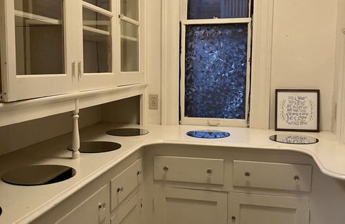 Springfield Wohnung | Beautiful historic home on Wittenberg campus. Peaceful setting w/ grand piano.