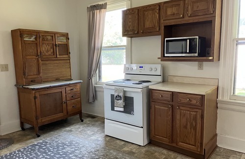 Springfield Wohnung | Beautiful historic home on Wittenberg campus. Peaceful setting w/ grand piano.