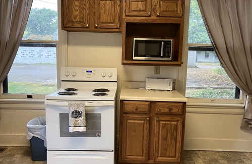 Springfield Wohnung | Beautiful historic home on Wittenberg campus. Peaceful setting w/ grand piano.