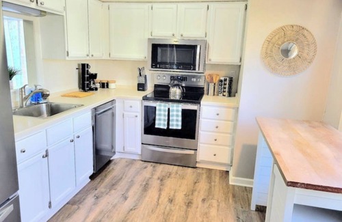 Greenbrier East Haus | Beautiful home in Chesapeake