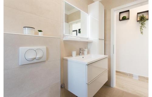 Dicmo Haus | Beautiful Home In Kraj With Wifi