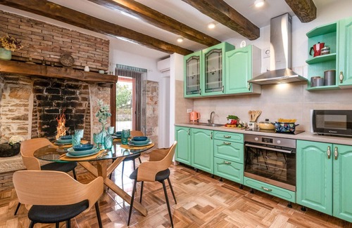 Duga Resa Haus | Schönes Haus in Krnica mit Sauna