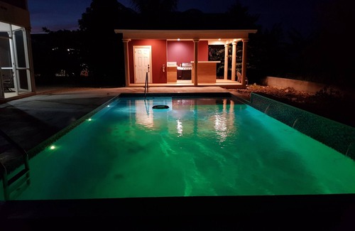 George Town Haus | Beautiful home in quiet family friendly community - 5 minutes from Spotts beach.