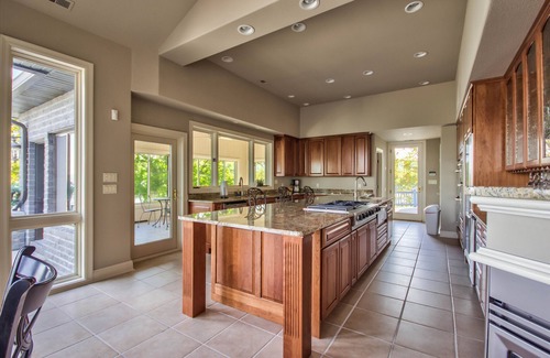 Sunrise Beach Haus | Privates Haus mit 7 und mehr Schlafzimmern mit Pool und Whirlpool liegt an einem über 200 m langen Seeufer