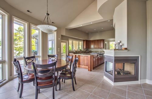 Sunrise Beach Haus | Privates Haus mit 7 und mehr Schlafzimmern mit Pool und Whirlpool liegt an einem über 200 m langen Seeufer