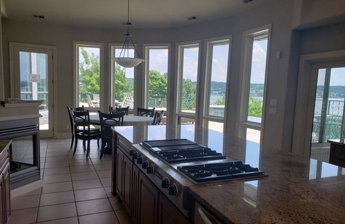 Sunrise Beach Haus | Privates Haus mit 7 und mehr Schlafzimmern mit Pool und Whirlpool liegt an einem über 200 m langen Seeufer