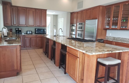 Sunrise Beach Haus | Privates Haus mit 7 und mehr Schlafzimmern mit Pool und Whirlpool liegt an einem über 200 m langen Seeufer