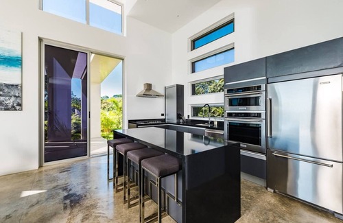 Black Beauty Villa | BEAUTIFUL Jungle Villa w/ Big Outdoor Space HUGE Pool & Experience Manager