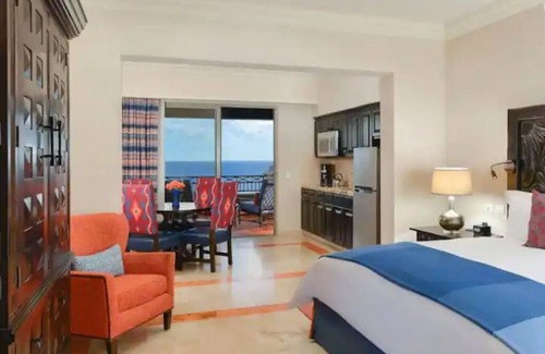 Paraiso Escondido Resort | Beautiful Junior Suite with Patio and Ocean Views