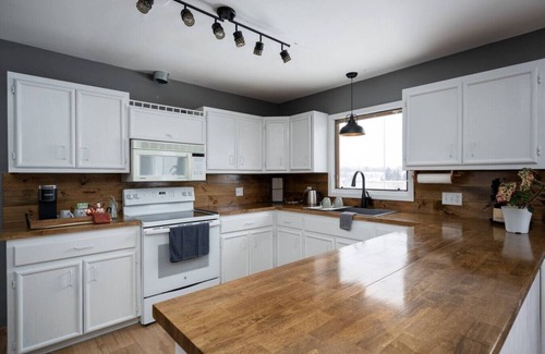 Burnips Haus | Beautiful King bed Farmhouse in Hudsonville MI