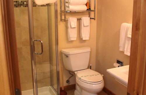 Lake Forest Haus | Schöne Lake Forest Condo, 2Bd / 2BA, Pool, Whirlpool, Nähe See und Stadt.