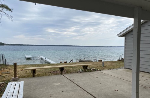 Higgins Lake Hütte | BEAUTIFUL LAKE FRONT NEWLY RENOVATED COTTAGE 2021