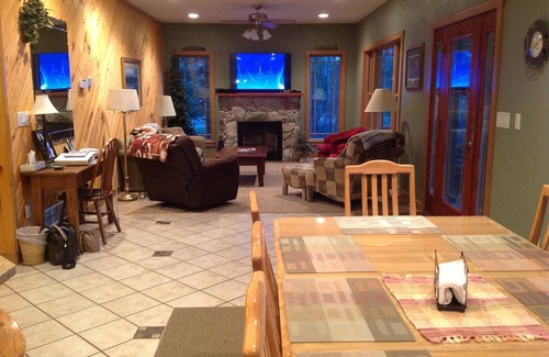 Gould City Haus | Schönes Haus am See mit Ponton auf S. Manistique See