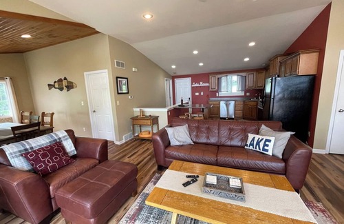 Hustisford Haus | Schöne 75 ft Seeufer, große Terrasse, familienfreundlich!